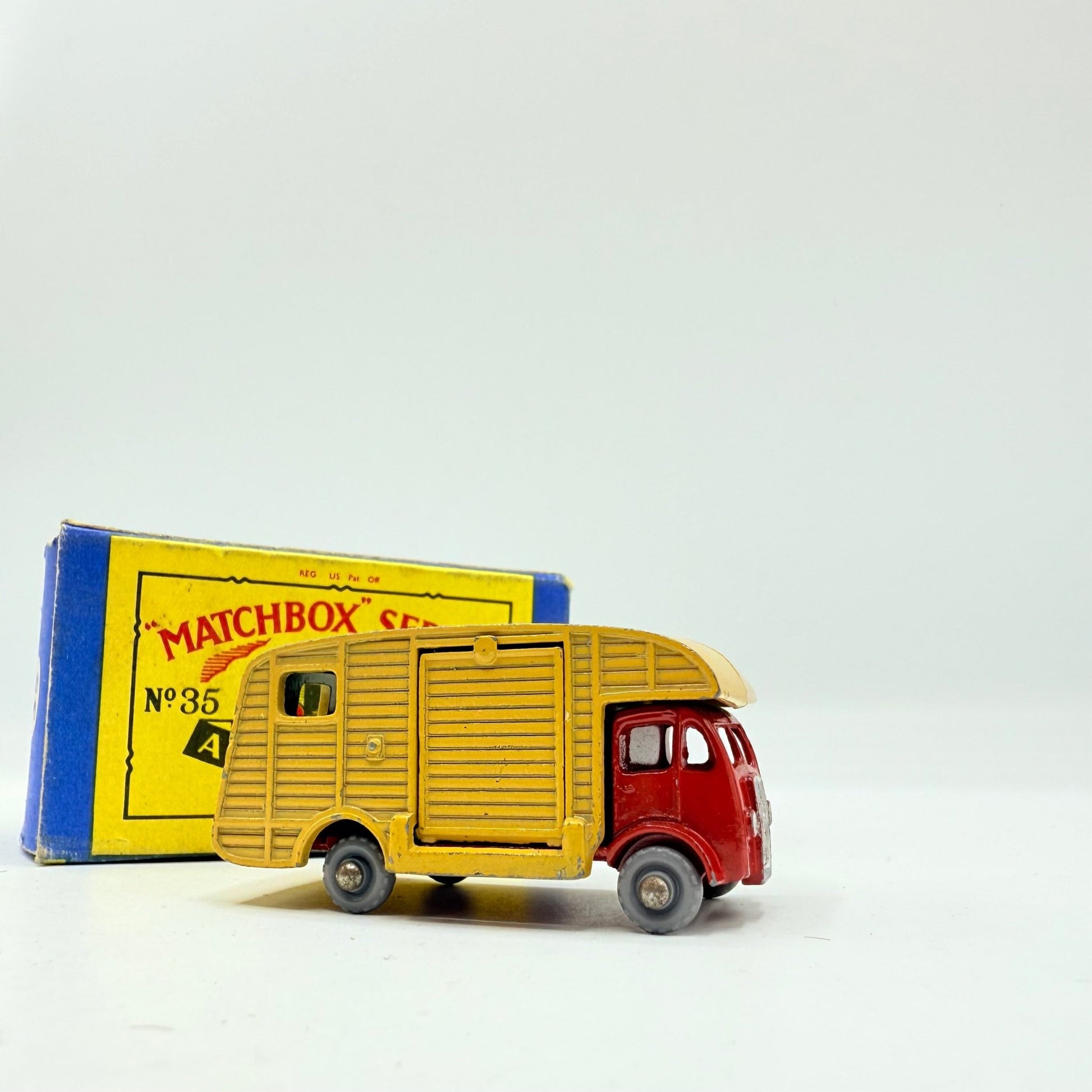 Matchbox Lesney 35a ERF Horsebox GPW - Magic Matchbox