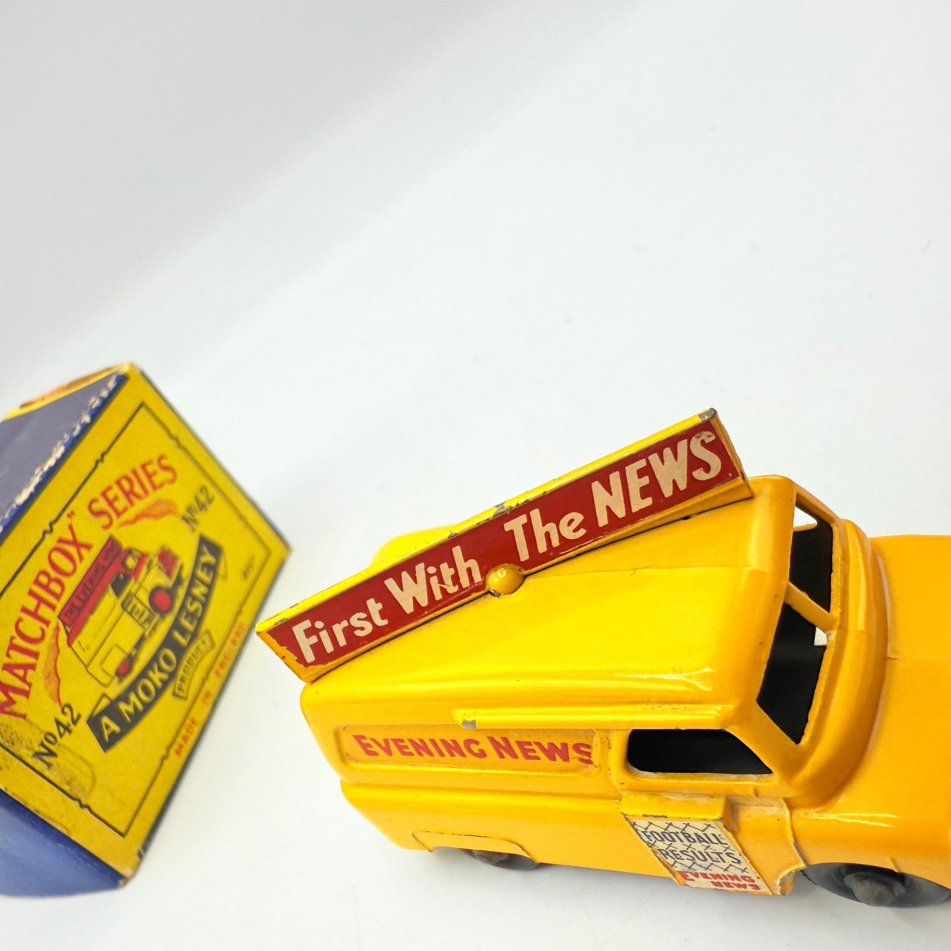 Matchbox Lesney 42a Bedford Evening News Van Fine Tread BPW - Magic Matchbox
