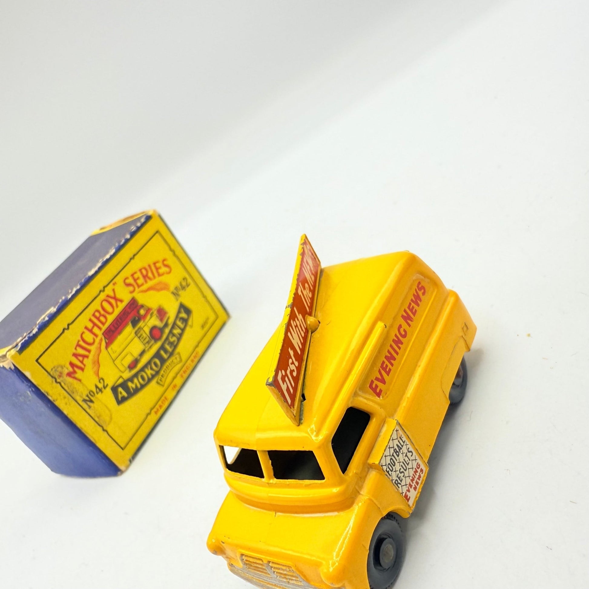 Matchbox Lesney 42a Bedford Evening News Van Fine Tread BPW - Magic Matchbox