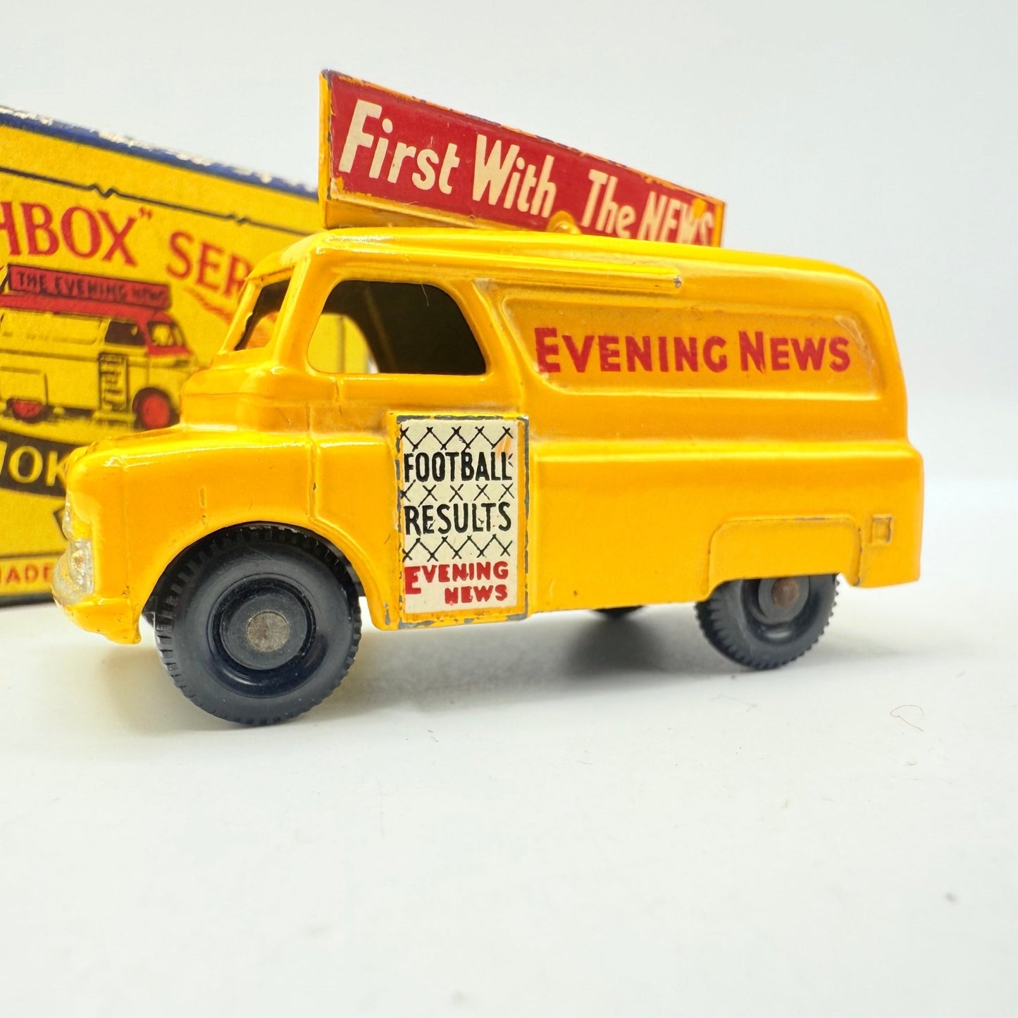 Matchbox Lesney 42a Bedford Evening News Van Fine Tread BPW - Magic Matchbox