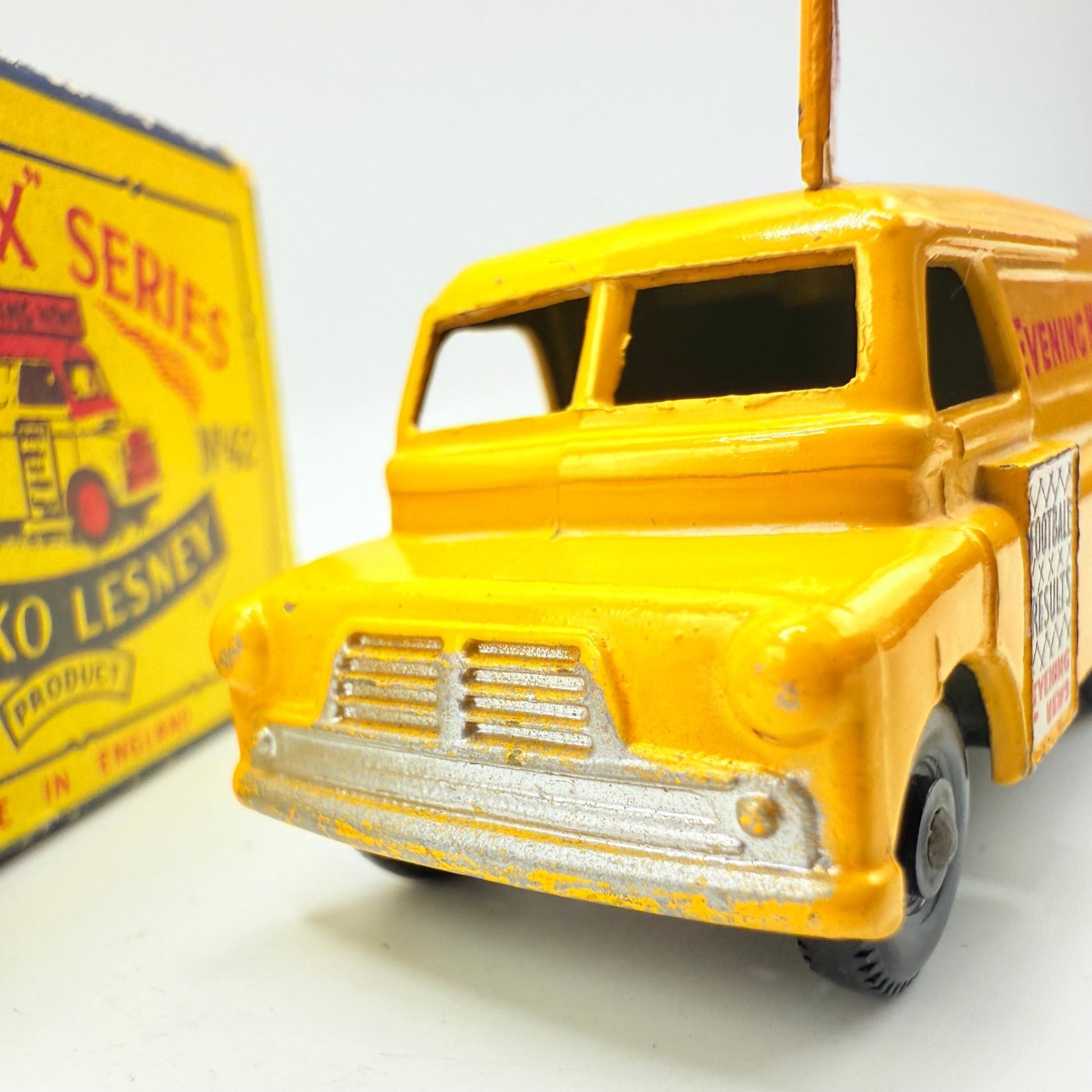 Matchbox Lesney 42a Bedford Evening News Van Fine Tread BPW - Magic Matchbox