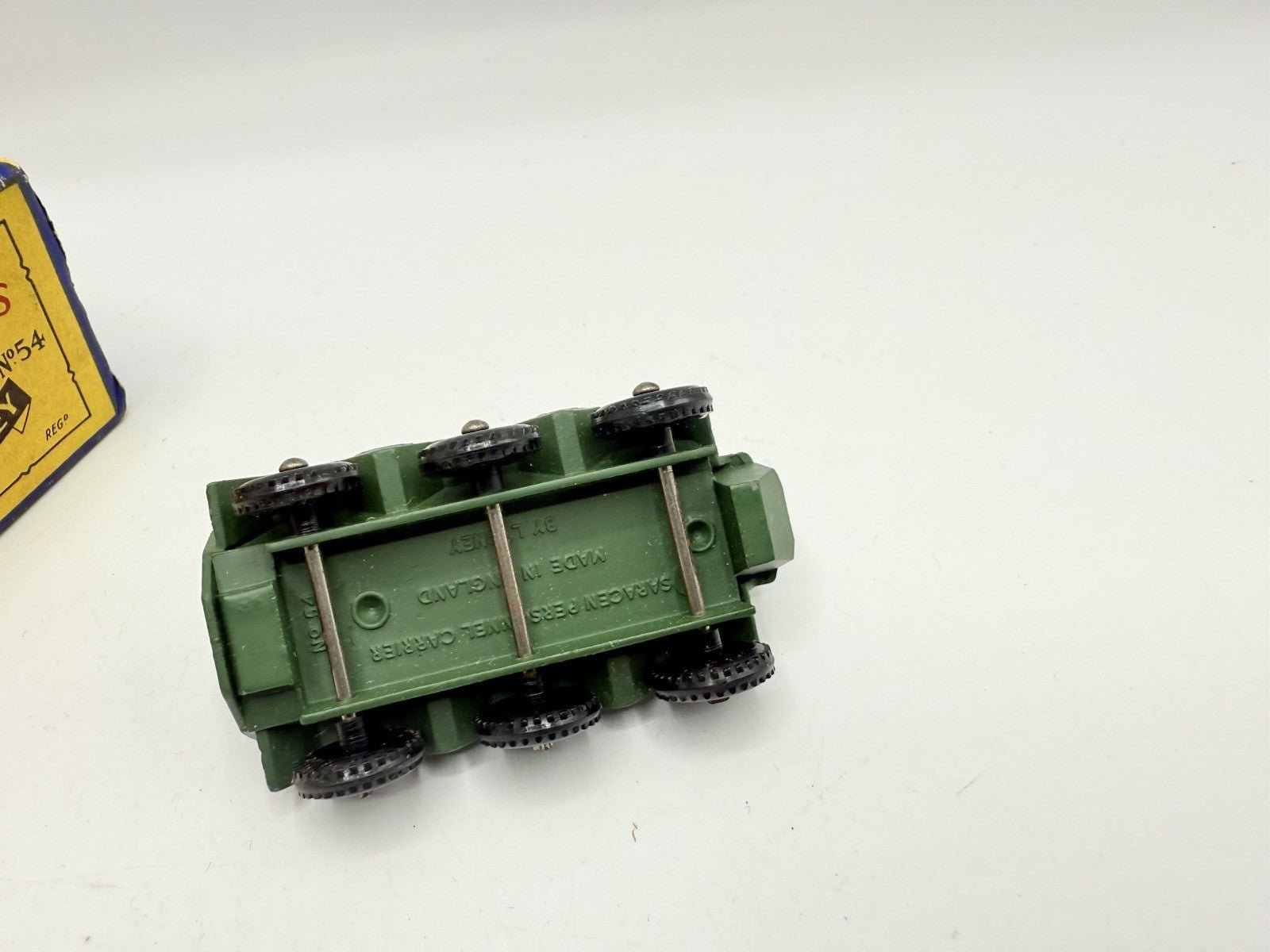 Matchbox Lesney 54a Saracen Personnel Carrier - Magic Matchbox