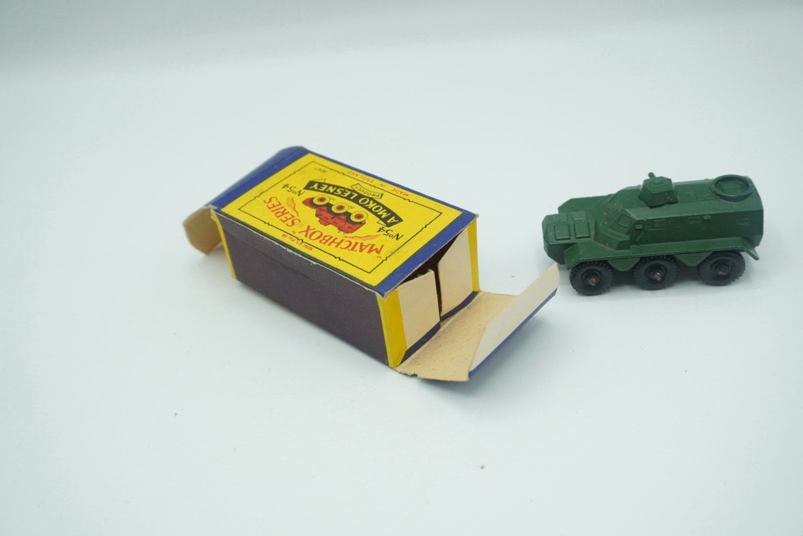 Matchbox Lesney 54a Saracen Personnel Carrier - Magic Matchbox