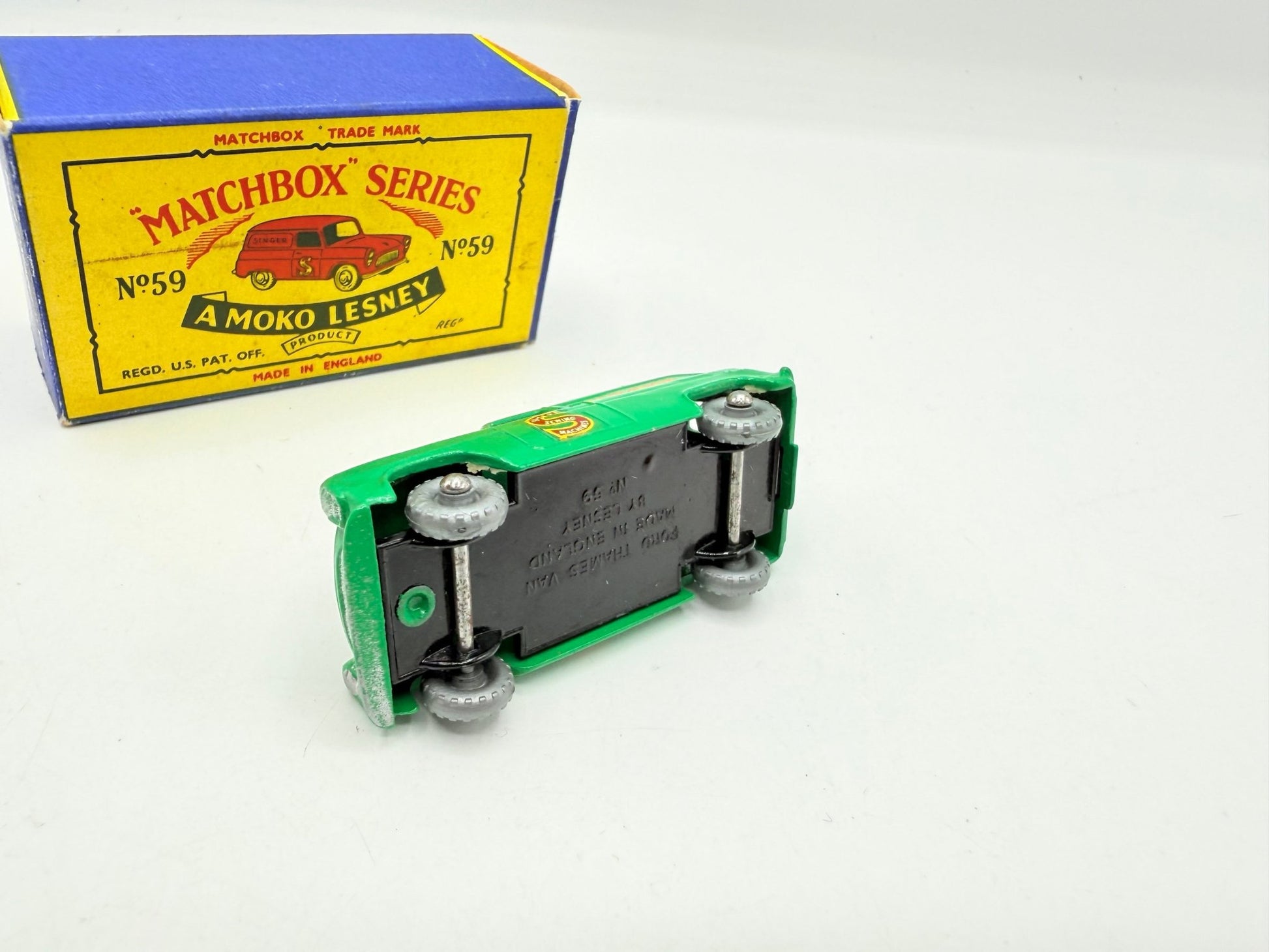 Matchbox Lesney 59a Ford Thames Singer Van SPW - Magic Matchbox