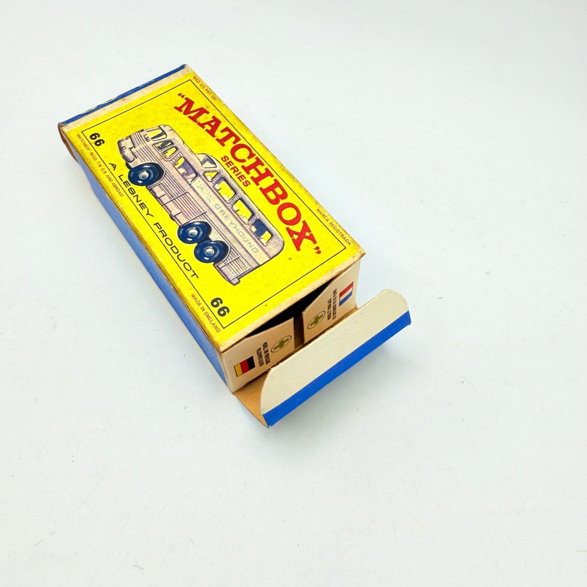Matchbox Lesney 66c Greyhound Coach Clear Windows - Magic Matchbox