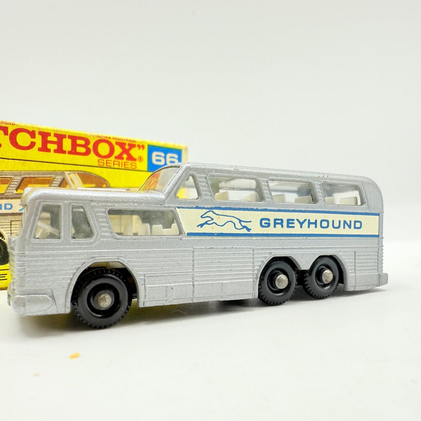 Matchbox Lesney 66c Greyhound Coach Clear Windows - Magic Matchbox