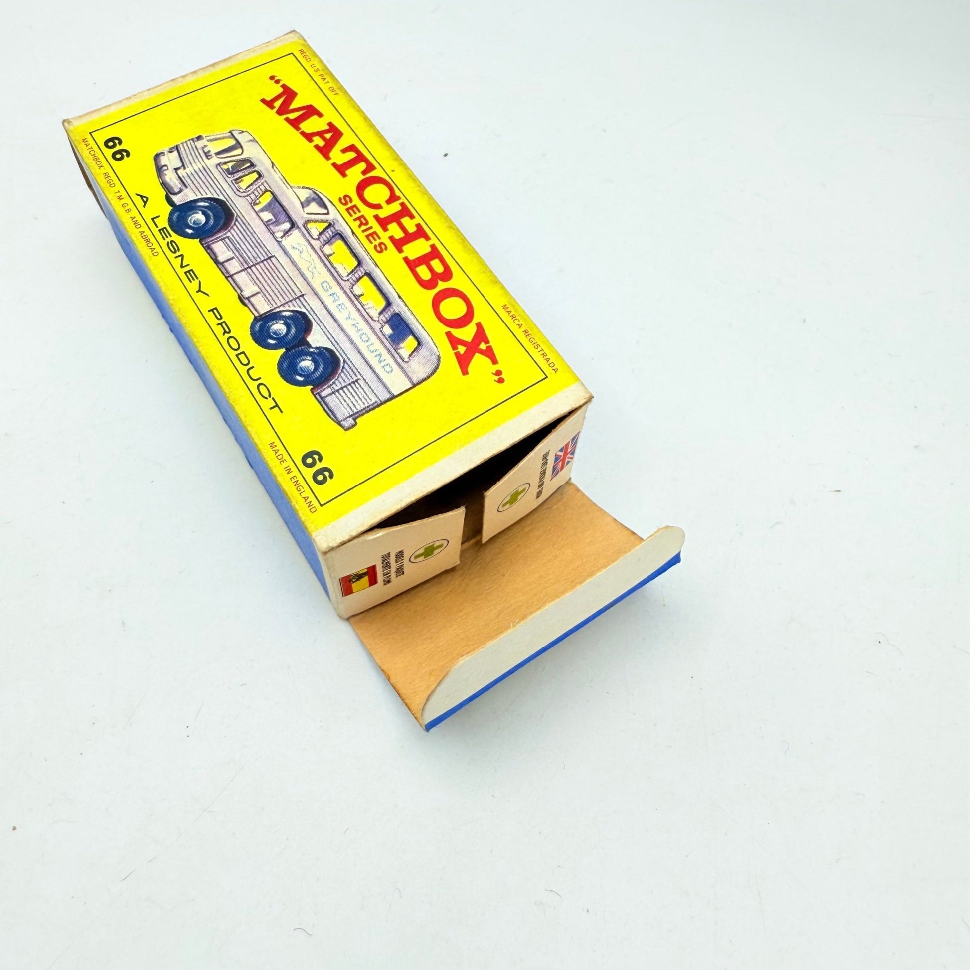 Matchbox Lesney 66c Greyhound Coach Clear Windows - Magic Matchbox