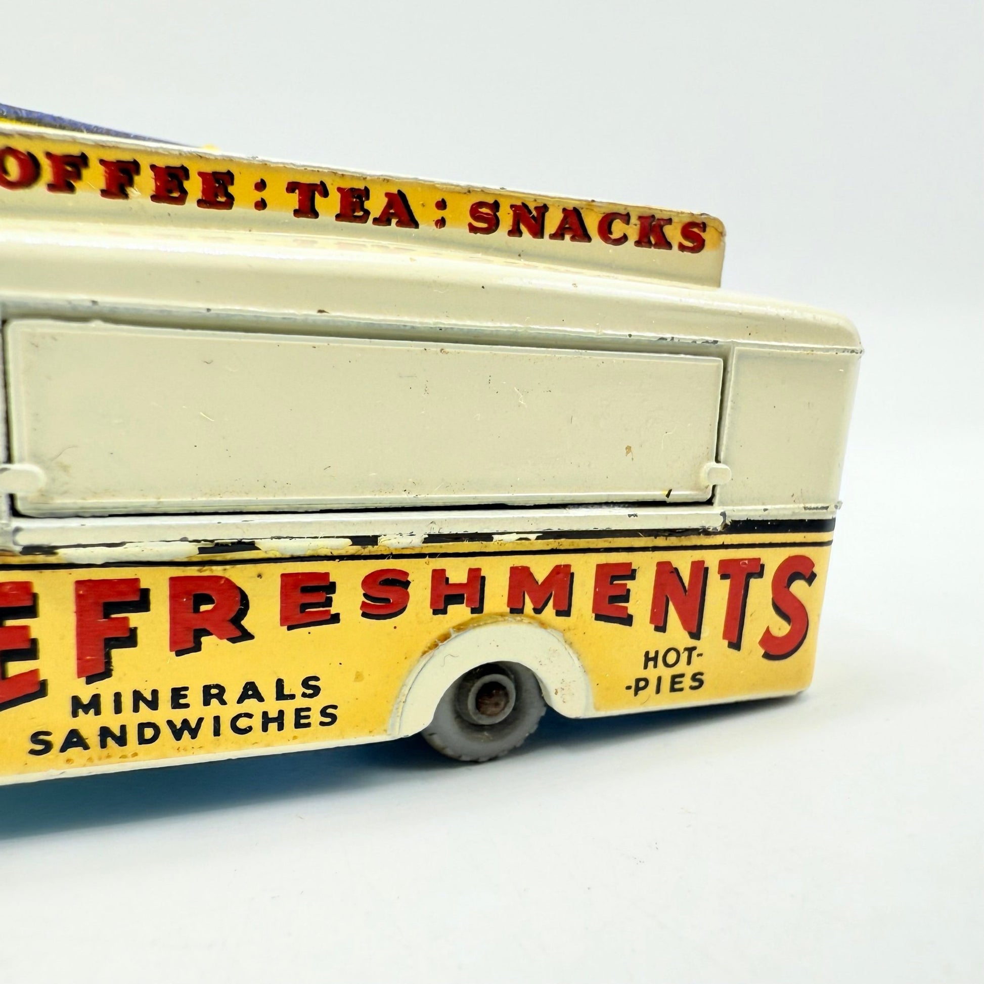 Matchbox Lesney 74a Mobile Refreshments Canteen Off - White GPW - Magic Matchbox