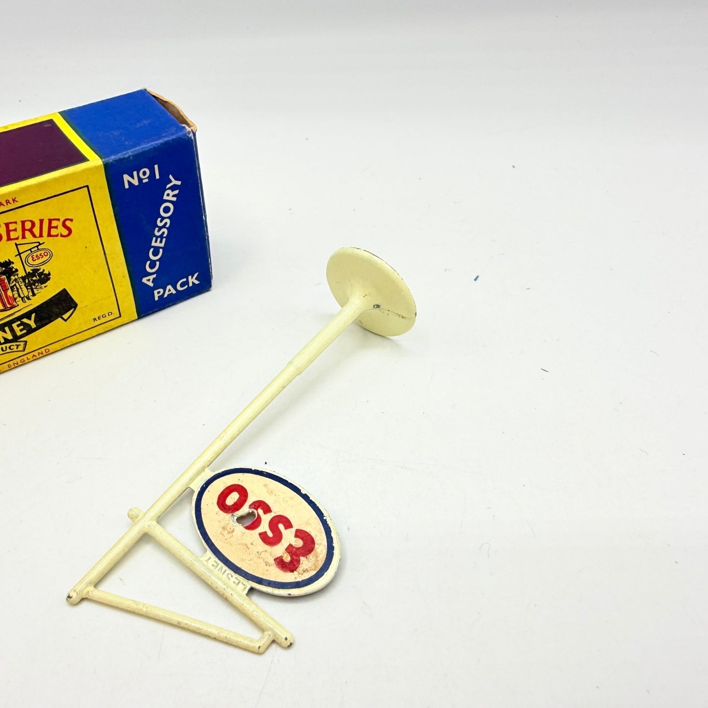 Matchbox Lesney A - 1 Esso Petrol Pumps & Sign - Magic Matchbox