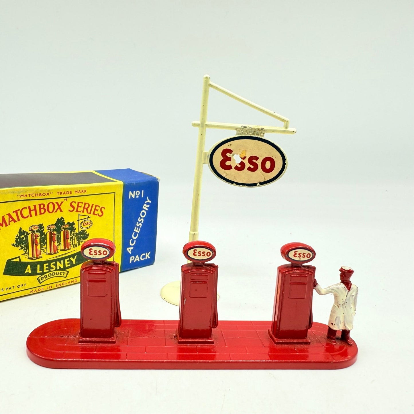 Matchbox Lesney A - 1 Esso Petrol Pumps & Sign - Magic Matchbox