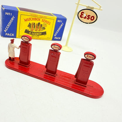 Matchbox Lesney A - 1 Esso Petrol Pumps & Sign - Magic Matchbox