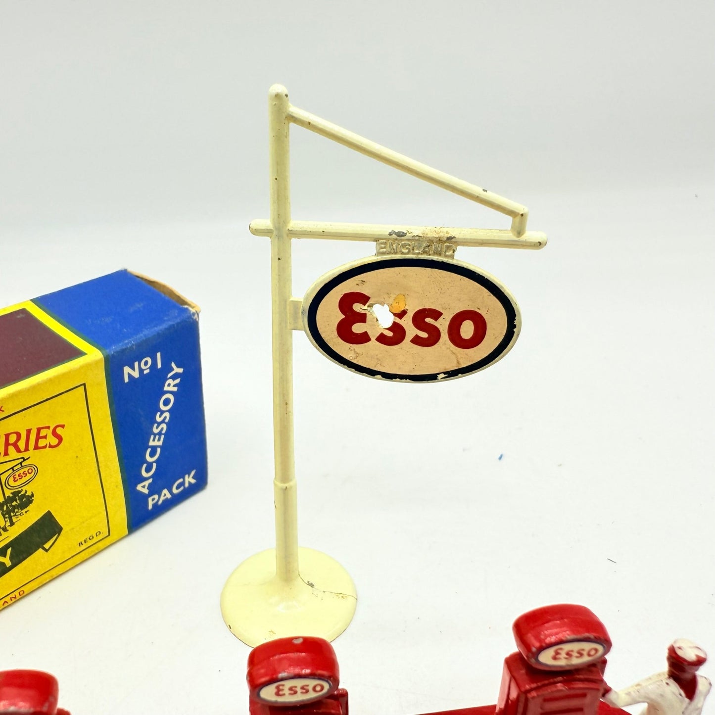 Matchbox Lesney A - 1 Esso Petrol Pumps & Sign - Magic Matchbox