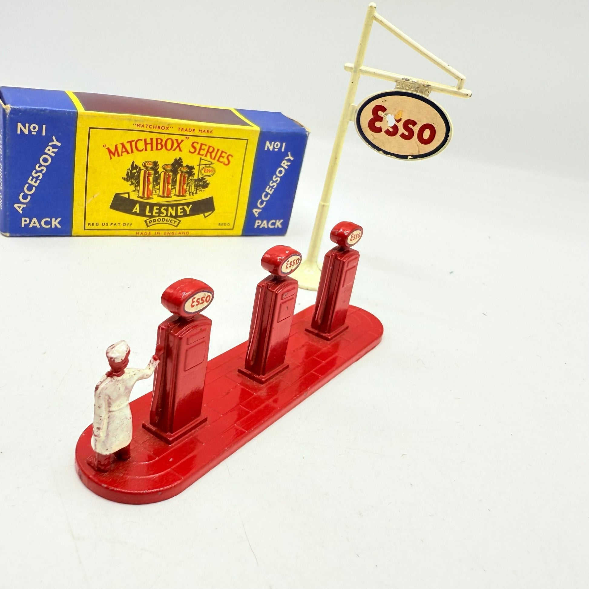 Matchbox Lesney A - 1 Esso Petrol Pumps & Sign - Magic Matchbox