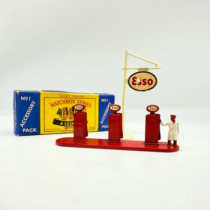 Matchbox Lesney A - 1 Esso Petrol Pumps & Sign - Magic Matchbox