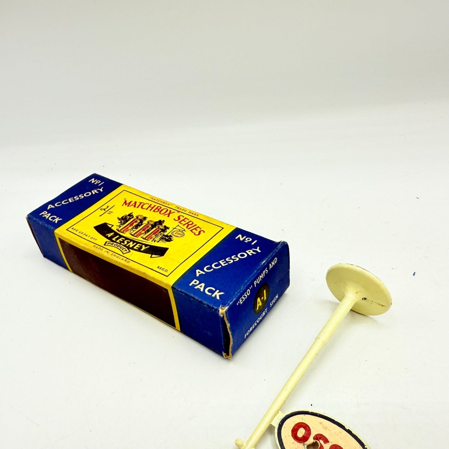 Matchbox Lesney A - 1 Esso Petrol Pumps & Sign - Magic Matchbox