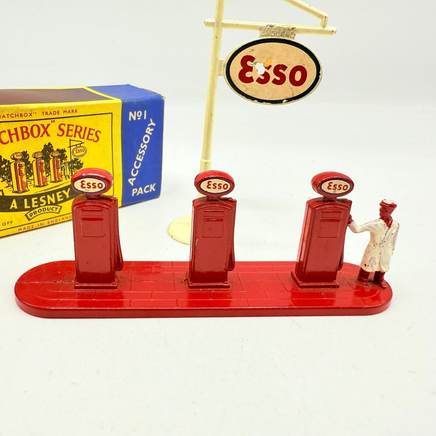 Matchbox Lesney A - 1 Esso Petrol Pumps & Sign - Magic Matchbox