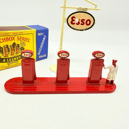 Matchbox Lesney A - 1 Esso Petrol Pumps & Sign - Magic Matchbox