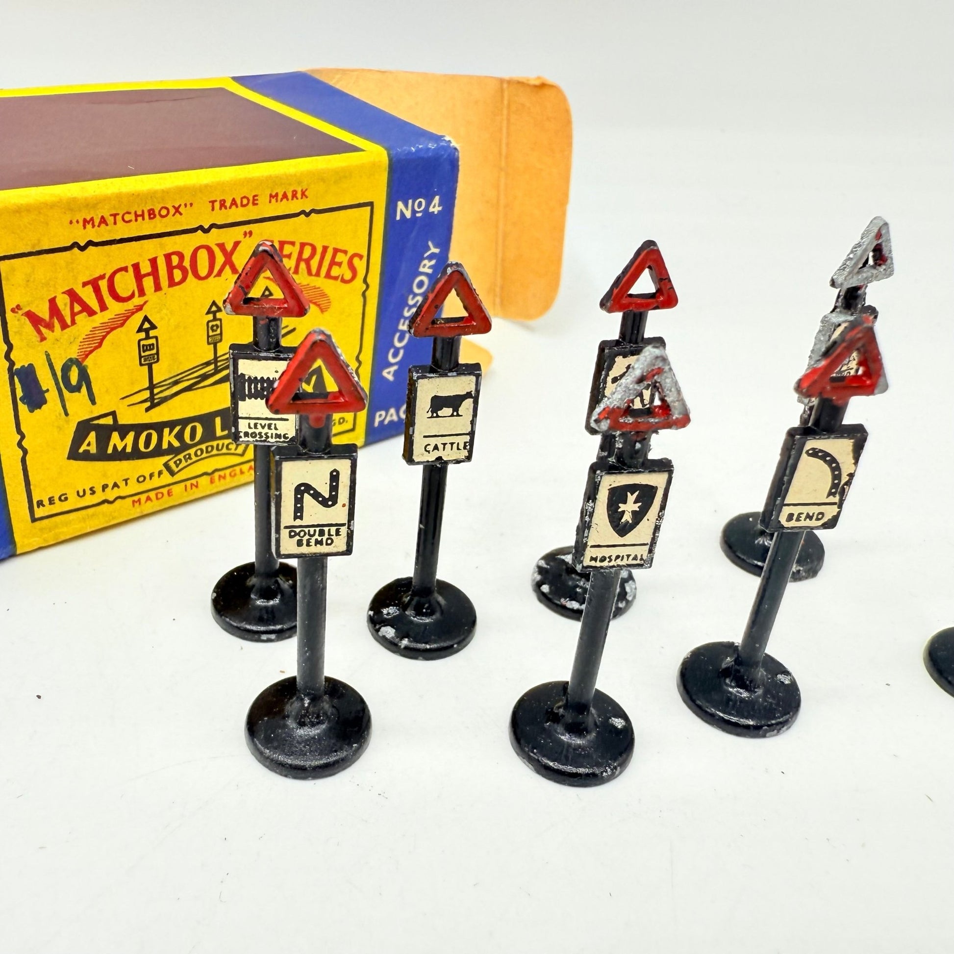 Matchbox Lesney A - 4 Accessory pack Road Signs. - Magic Matchbox