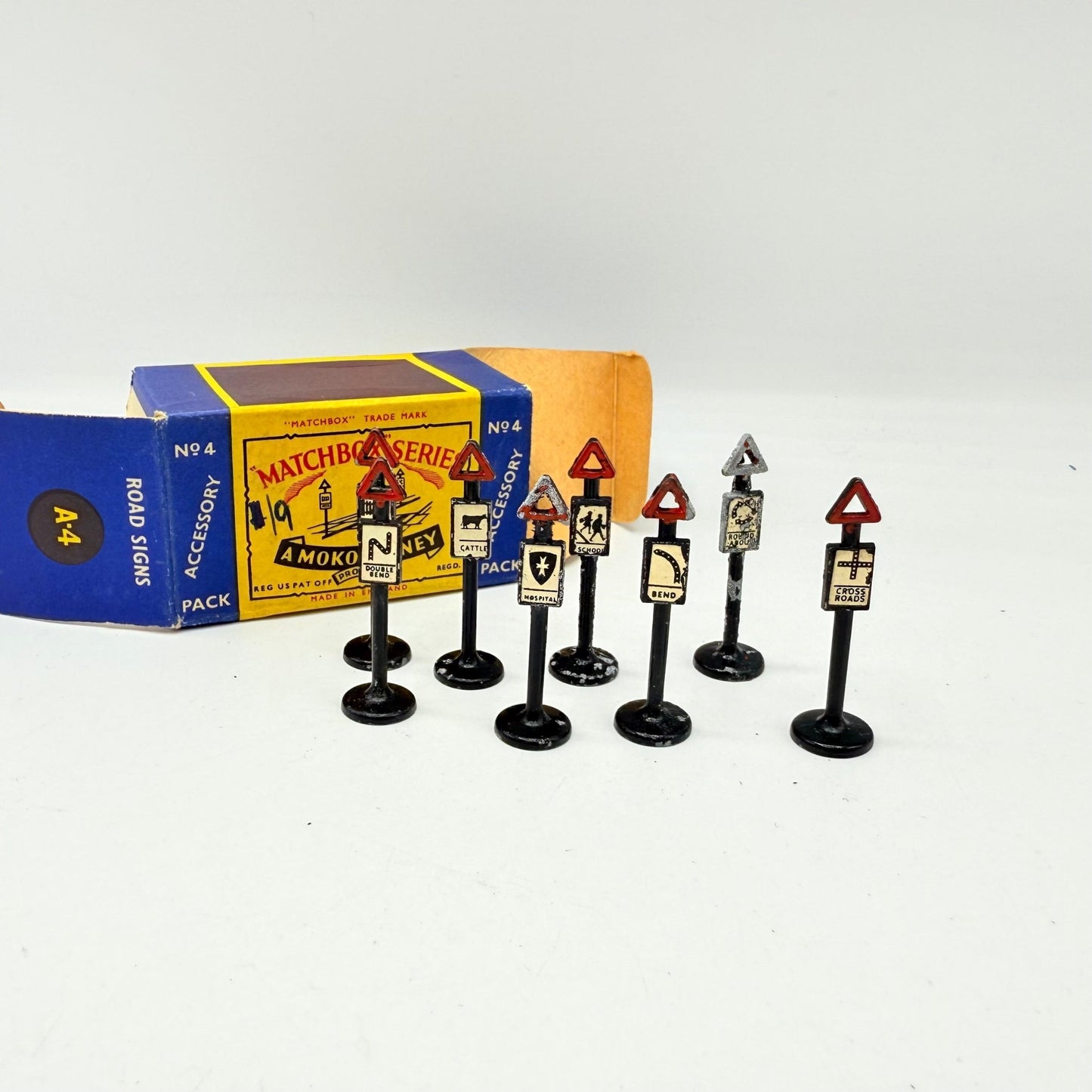 Matchbox Lesney A - 4 Accessory pack Road Signs. - Magic Matchbox