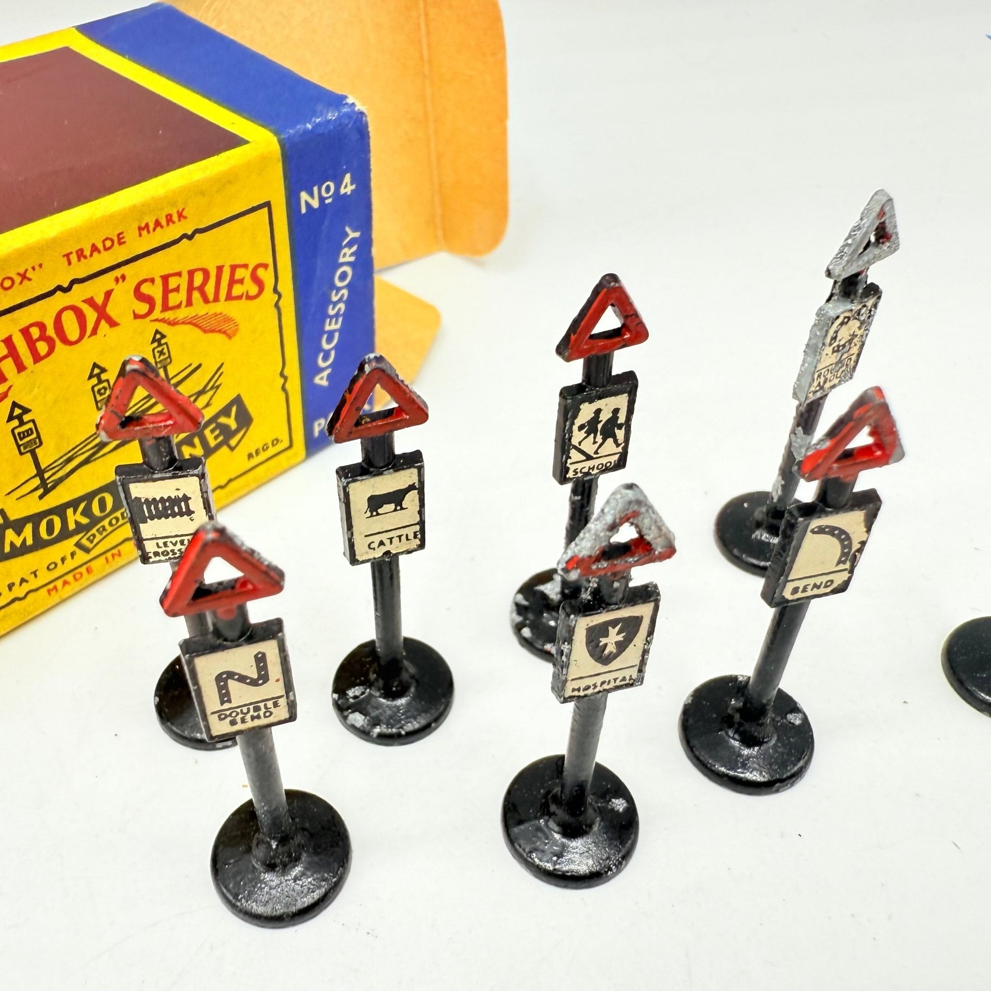 Matchbox Lesney A - 4 Accessory pack Road Signs. - Magic Matchbox