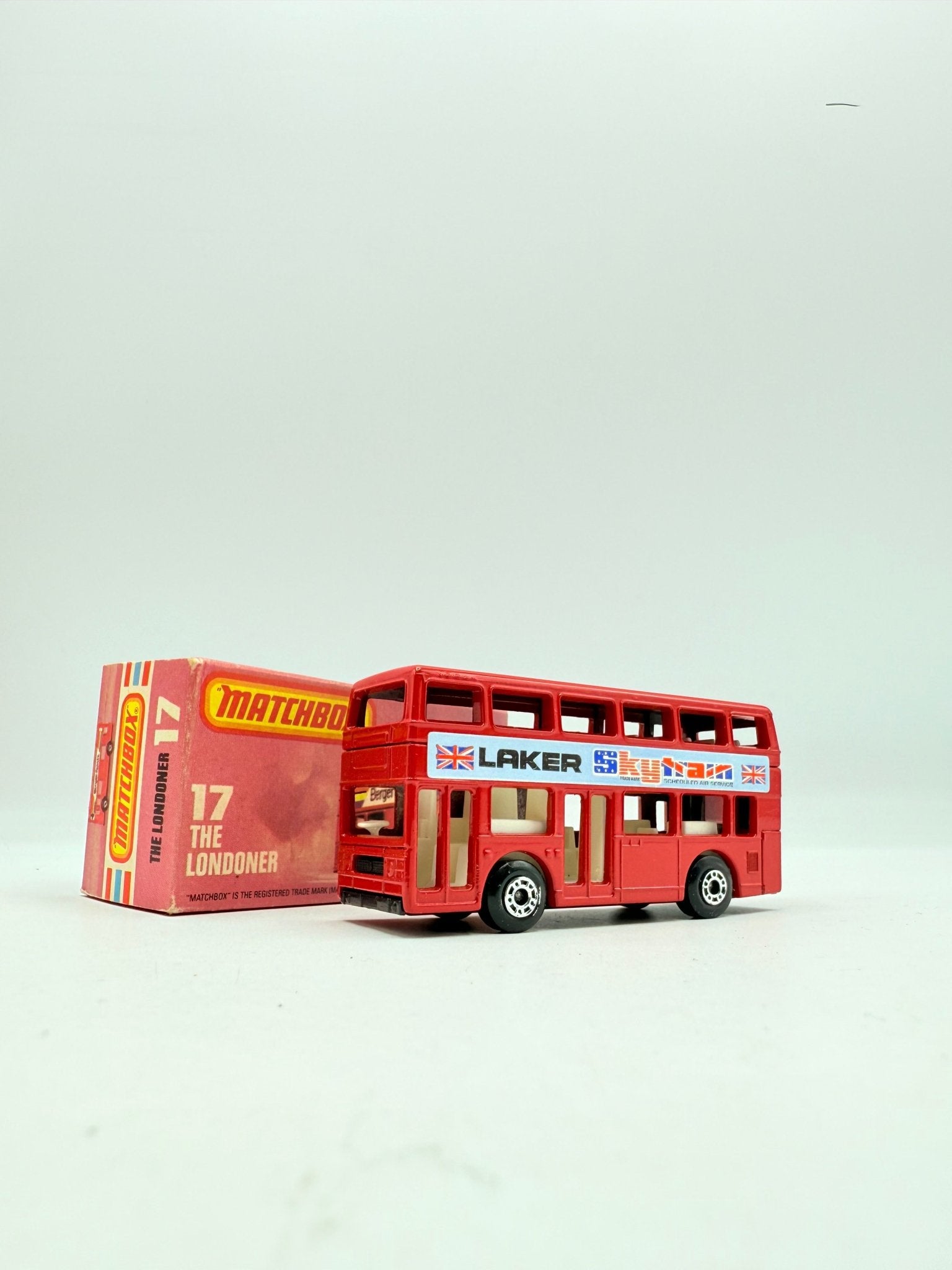 Matchbox Superfast 17 Daimler Londoner Bus - Laker Skytrain - Magic Matchbox