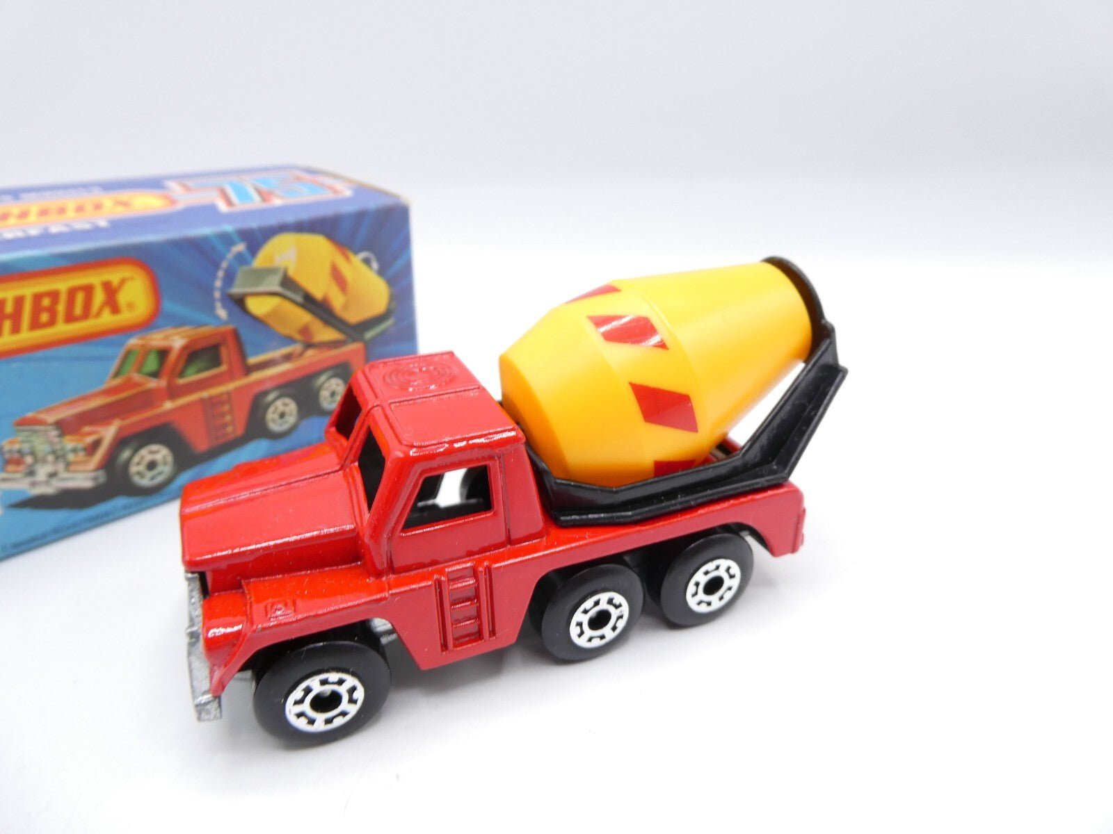 Matchbox Superfast 19 Cement Truck without glass - Magic Matchbox